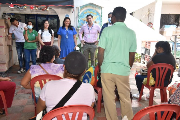 Comunidad de Loma Roja beneficiaria de mercados