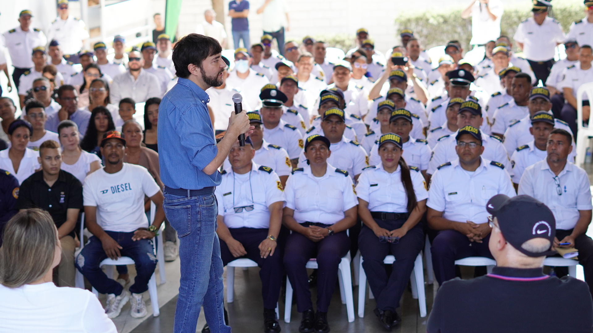 Alcalde Pumarejo dirigiéndose a Bomberos