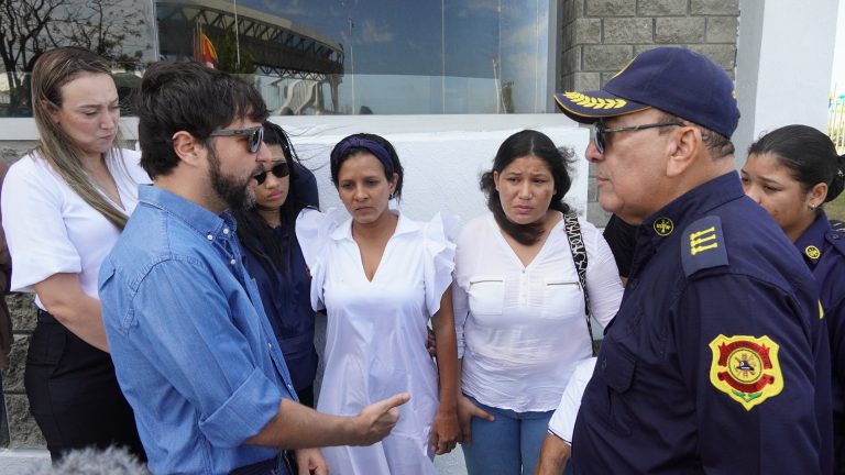 Alcalde Pumarejo y familia de bombero fallecido