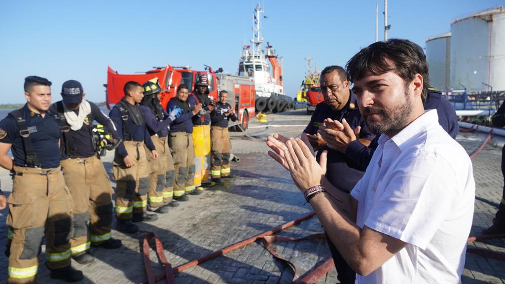 Alcalde dirigiéndose a bomberos