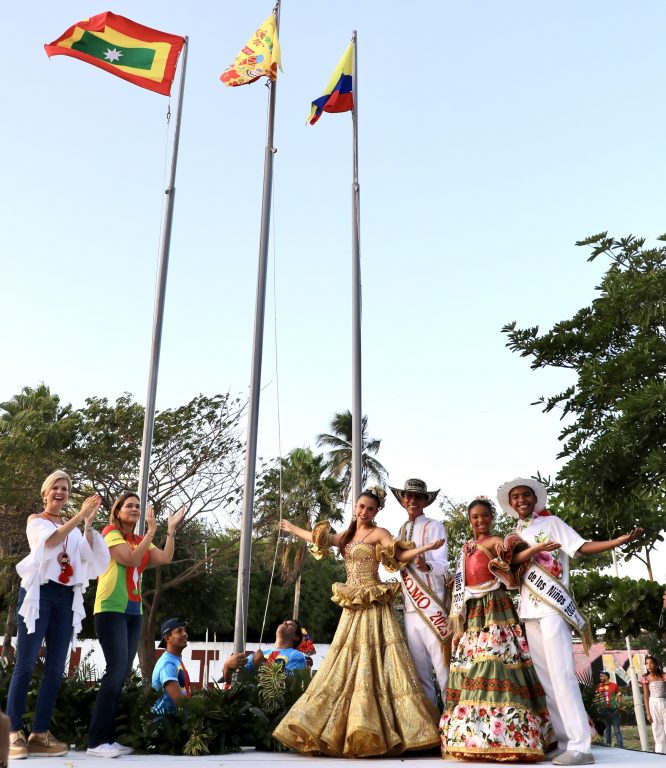 Miembros del carnaval al lado de banderas de barranquilla, colombia