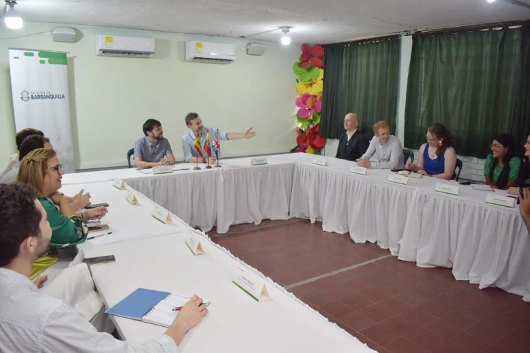 Alcalde Pumarejo con consejo britanico en firma de convenio.