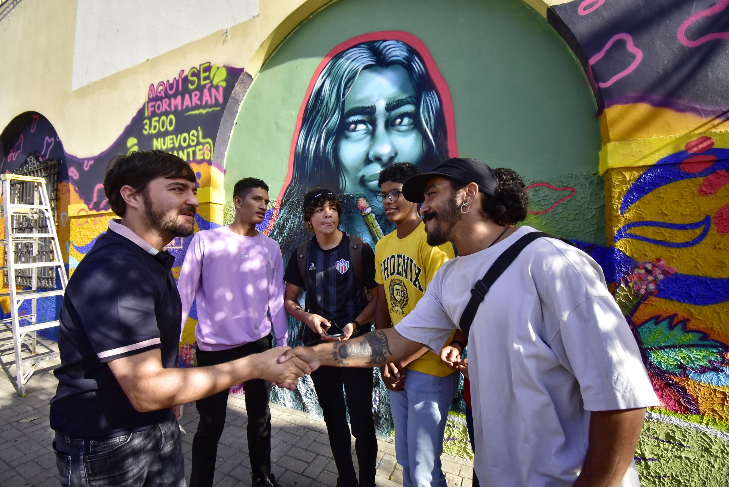 Alcalde Pumarejo junto a estudiantes de diseño