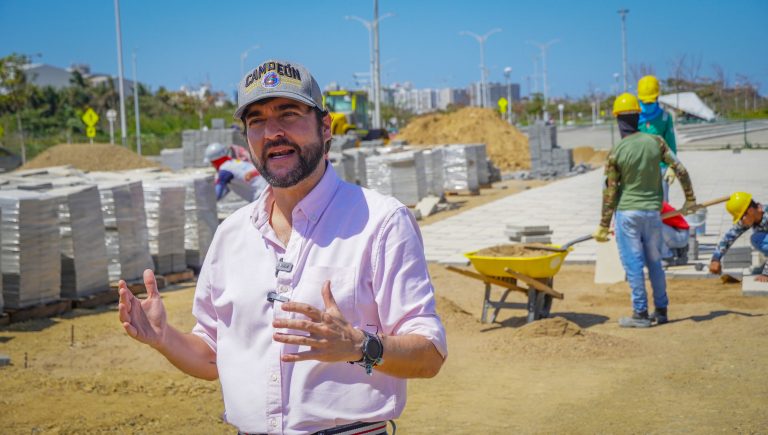 Alcalde Pumarejo en obras del Gran Malecón.