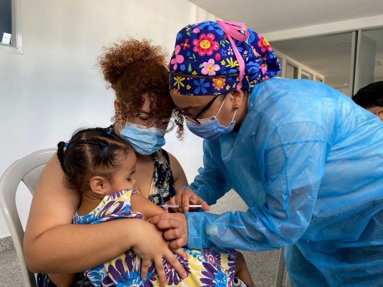 Niña recibiendo sus vacunas en jornada de vacunación.