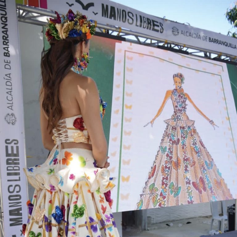 Reina del carnaval observando pantlla con diseño de vestido