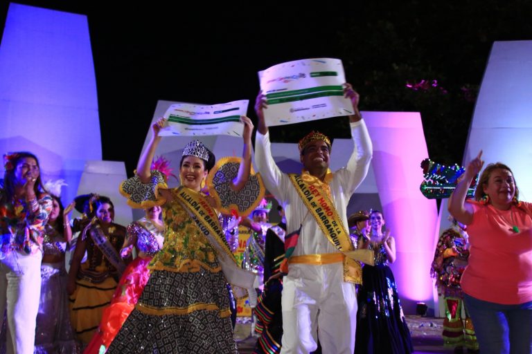 Reina y Rey infantil durante coronación carnaval de los niños