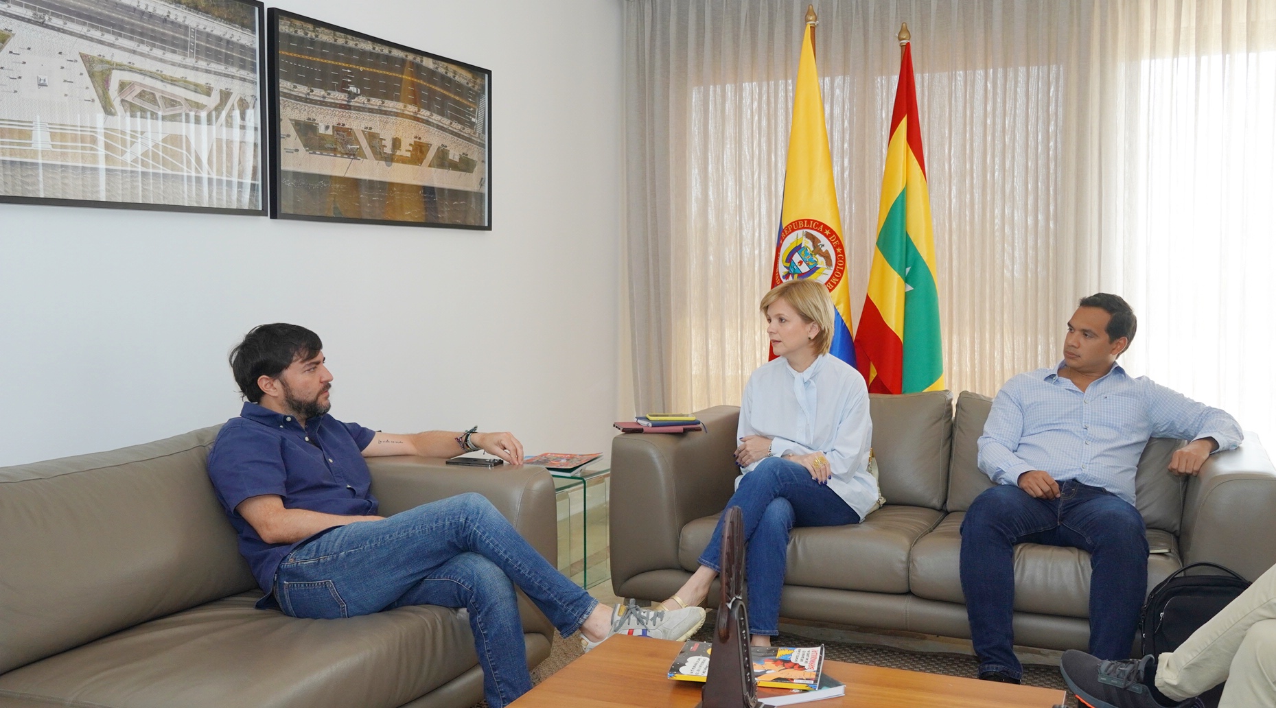 Alcalde en compañia de gerente de calrnaval S.A. presentando proyecto de Ley