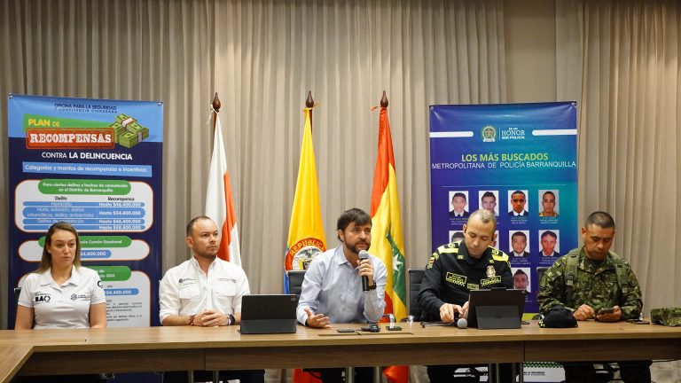 Alcalde en compañia del secretario de gobierno, seguridad y comandantes de policia en rueda de prensa