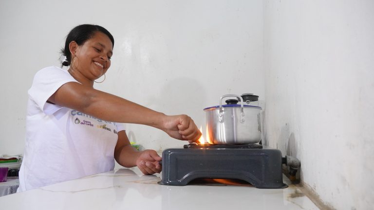 Beneficiaria de subsidio usando el servicio