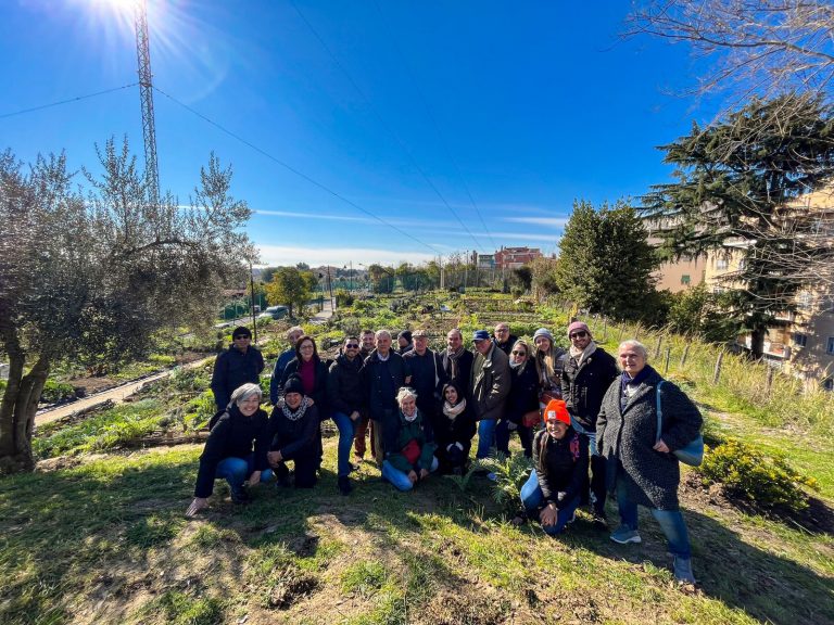 Delegación del Distrito visitando Huertas en Roma