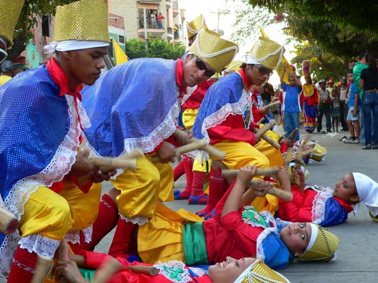 Danza del paloteo durante desfile