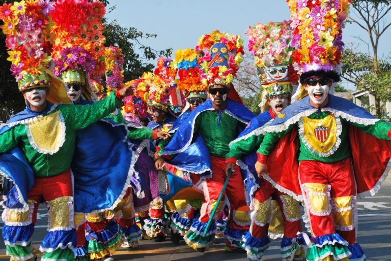 Congos de carnaval durante desfile en Gran Parada