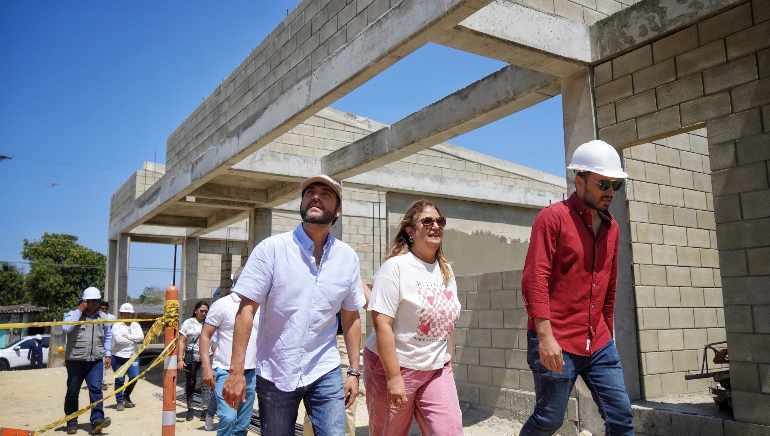 Alcalde en recorrido de Inspección de obras en compañía de Secretaria de Educación