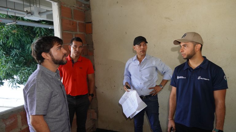 Alcalde inspeccionando la realización de la obras