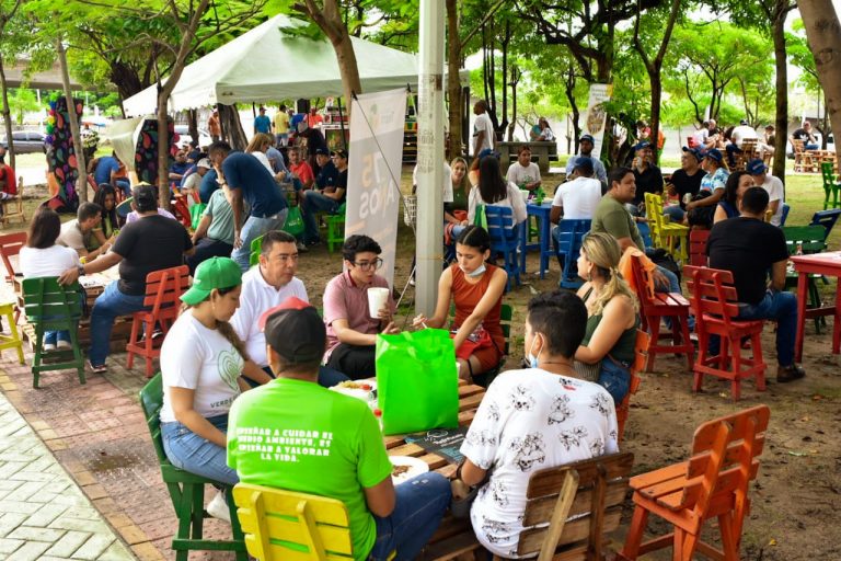 Ciudadanos departiendo durante actividad de Sabor Bajero