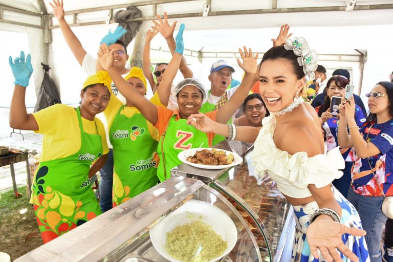 Reina del Carnaval en compañia de cocineras durante sabor bajero