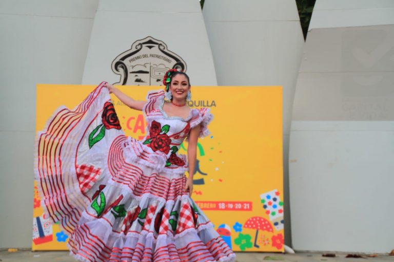 Paola Merlano durante presentación reinado distrital del carnaval