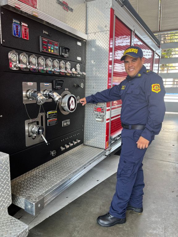 Ricardo Insignares utilizando equipos del cuerpo de bomberos