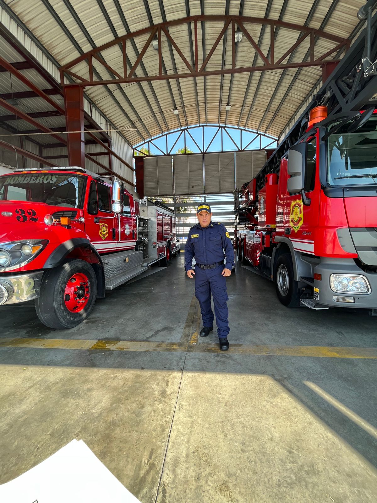 Ricardo Insignares en medio de carros de Bomberos