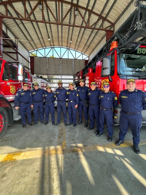 Ricardo Insignares en compañia de compañeros del cuerpo de Bomberos