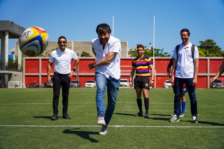 alcalde pumarejo jugando Rugby