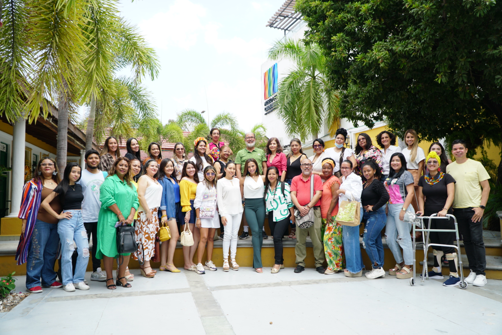 Emprendedores reunidos para toma de foto