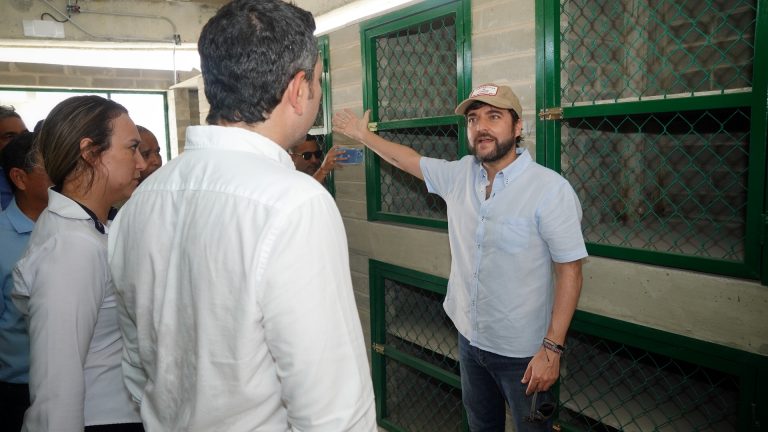 Alcalde dando a conocer las instalaciones de CBA a visitantes