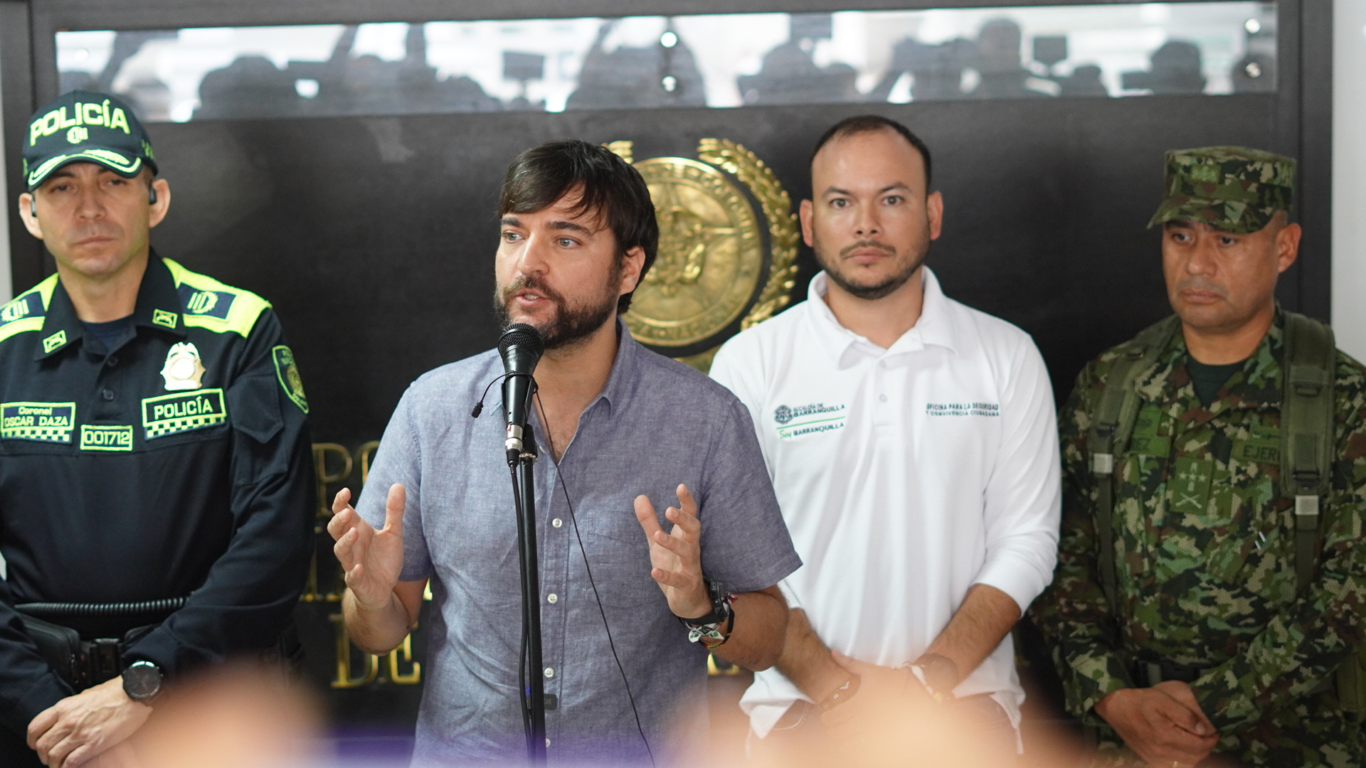 Alcalde en compañia de comandantes de la policia durante intervencion ante la comunidad