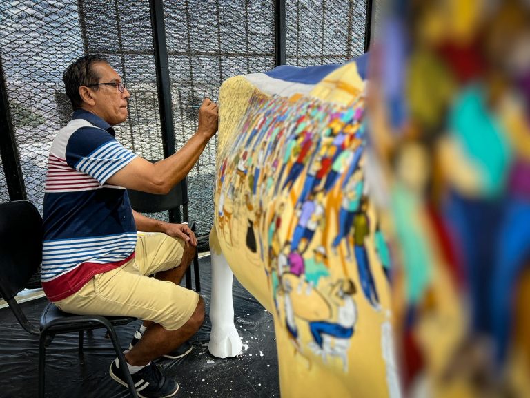 Artista plastico realizando una obra Vacasquilla