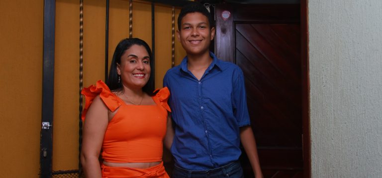 Indira Pimienta y su hijo frente a la puerta de su predio