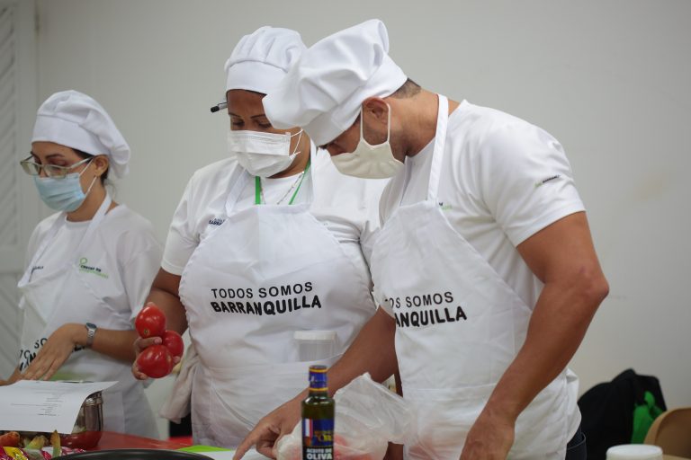 Ciudadanos durante curso de formacion en cocina