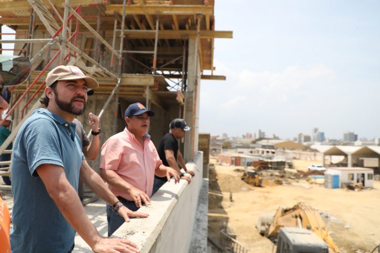 Alcalde inspeccionando obras de Centro en compañia de secretario de Obras