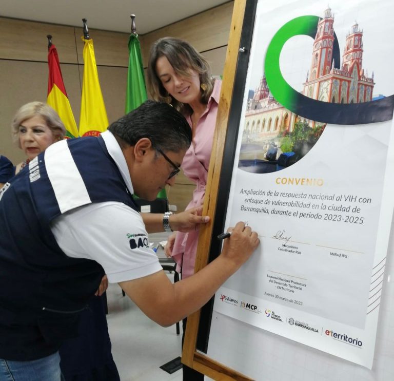 Secretario de Salud firmando convenio para VIH