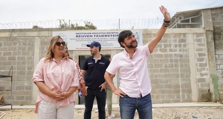 Alcalde en compañia de secretaria de educación en recorrido por colegio