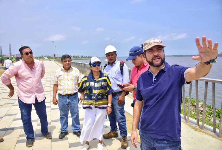 Recorrido de alcalde en Gran Malecón en compañia de secretario de Obras