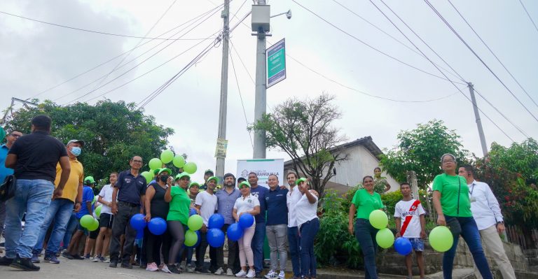 Grupo de vecinos junto al alcalde y funcionaros de la Oficina de Seguridad y Convivencia.