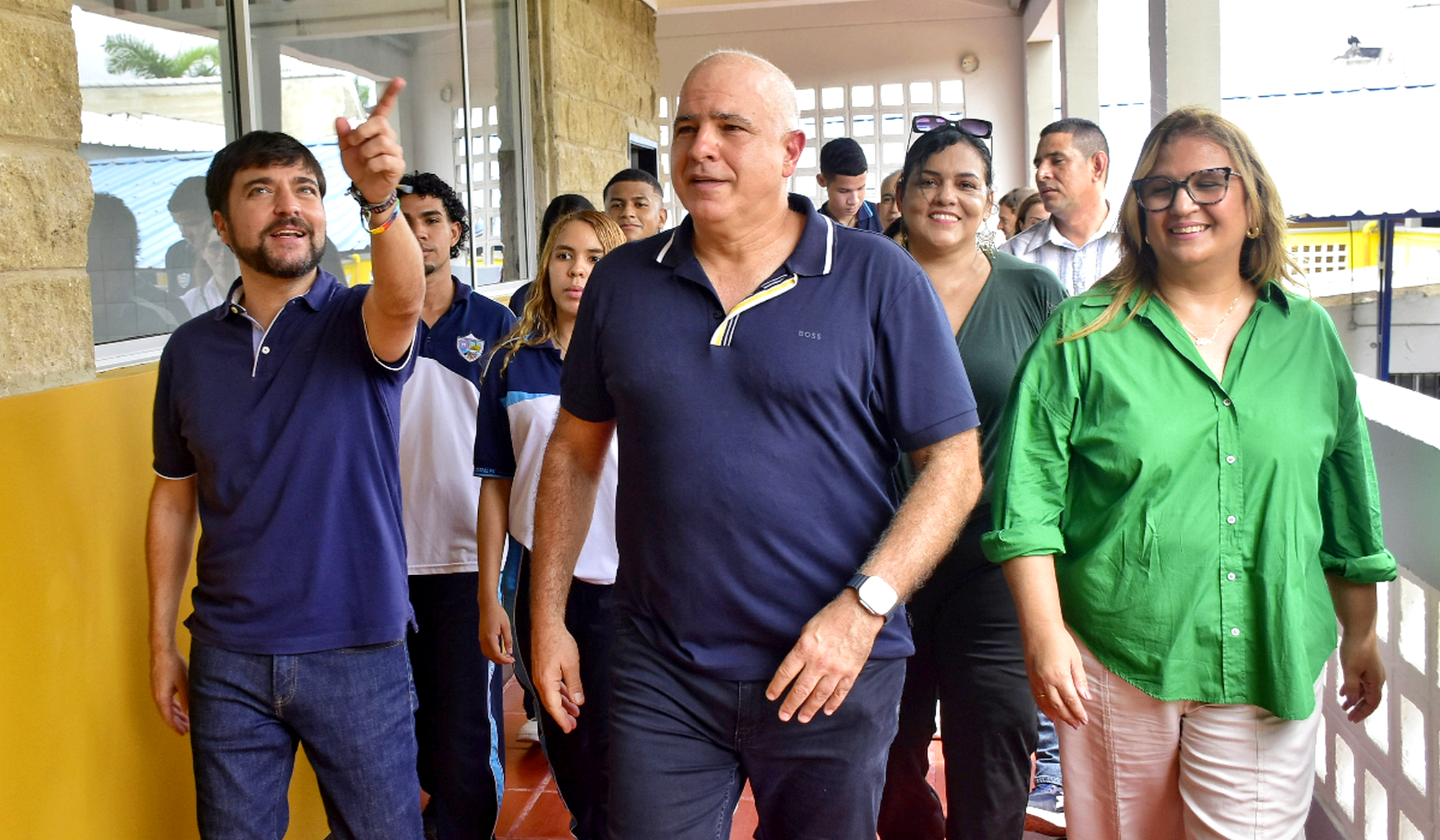 Recorrido de alcalde y secretaria de educacion por lote pra el colegio