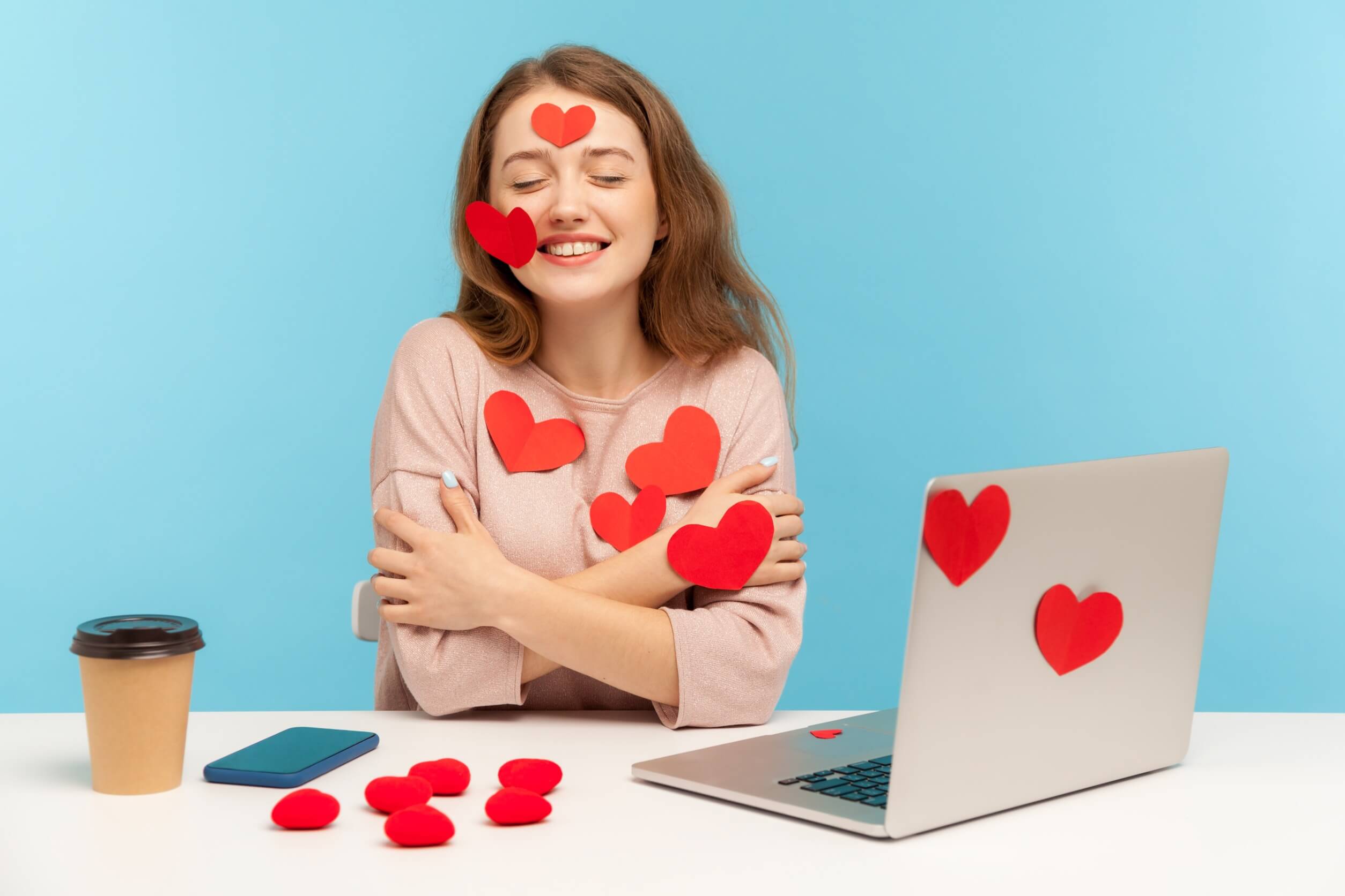 mujer en oficina con corazones