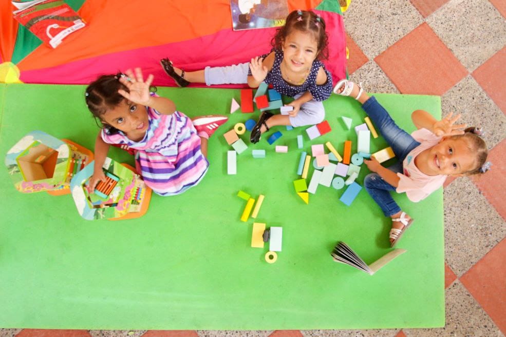 Niños coloreando en CDI