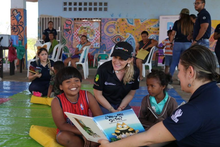 Secretaria de Gestiòn Social compartiendo cuentos con niños en CDI