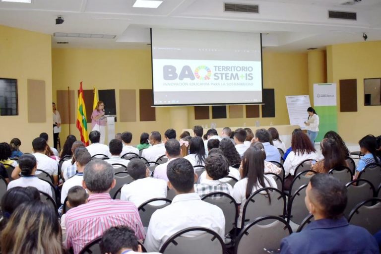 Publico en auditorio observando la intervenciòn de secretaria de educaciòn