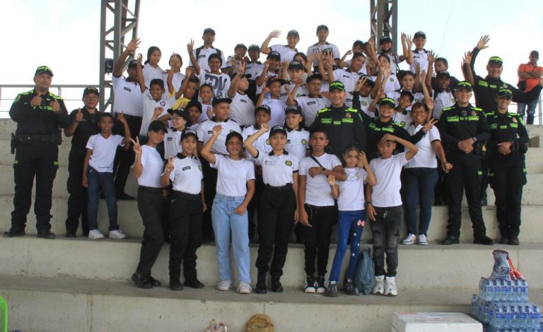 Grupo de niñas, niños y adolescentes pertenecientes al voluntariado de Policía Cívica.