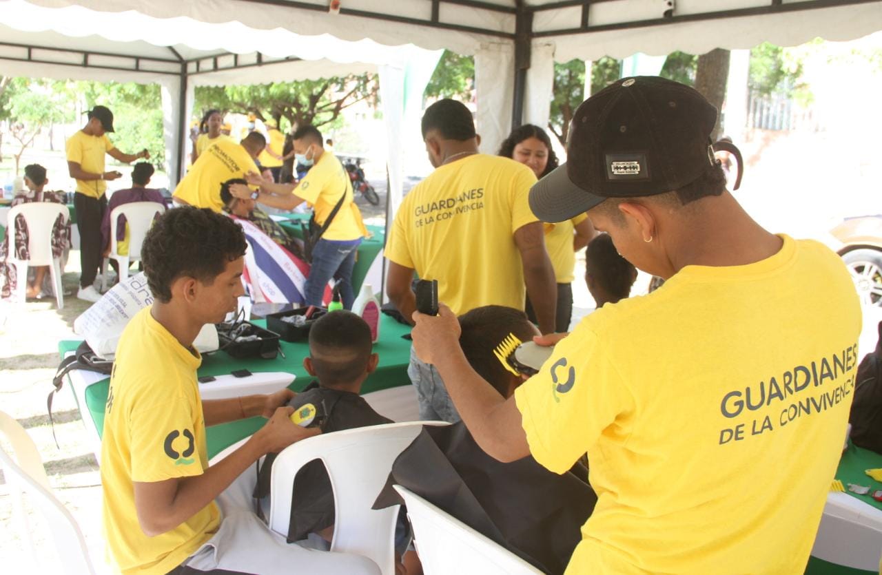 Jóvenes hacen cortes de cabello en jornadas ciudadanas