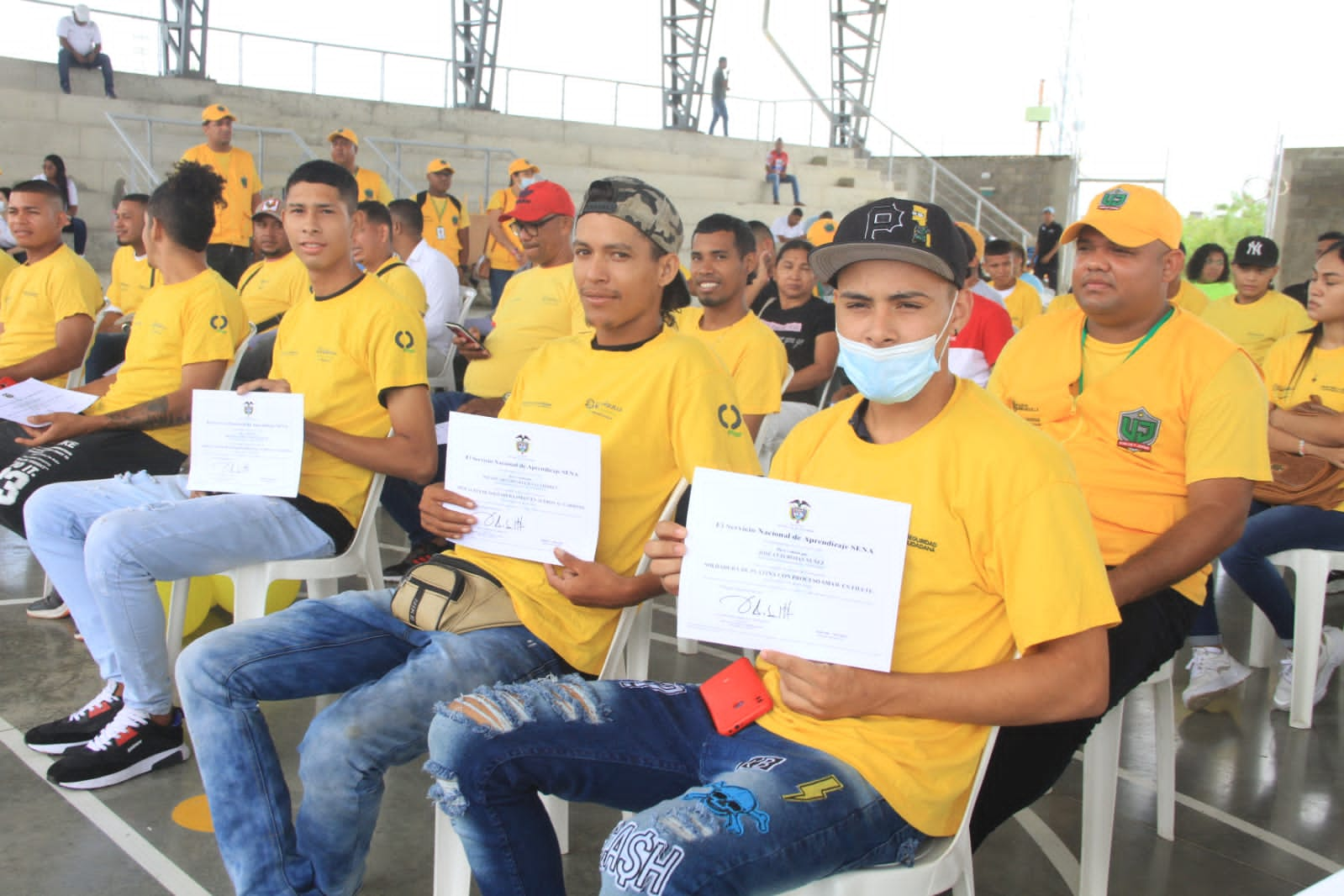 Jóvenes sosteniendo diplomas