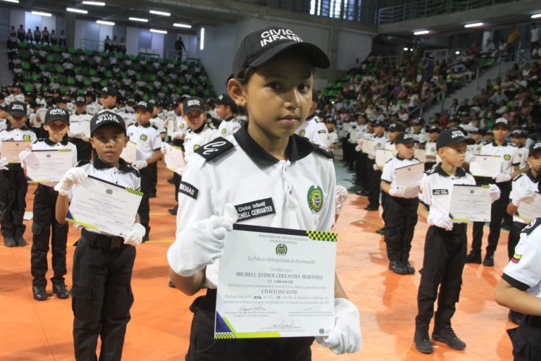 Niños de la Policía Cívica Infantil con sus certificados de Cívico Infante