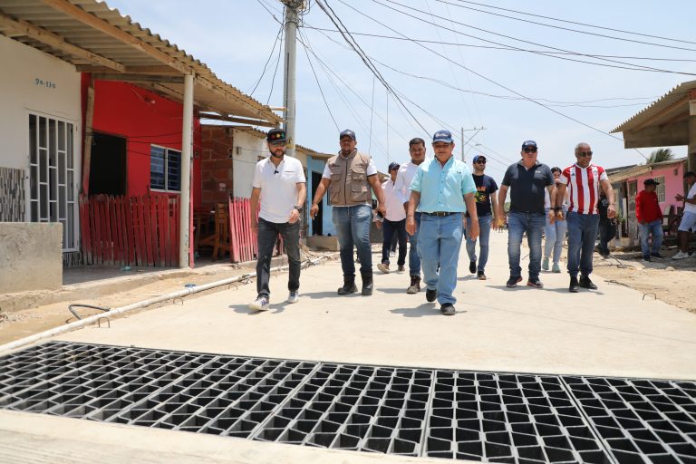 Alcalde recorriendo el barrio las flores en compañia de los vecinos del barrio