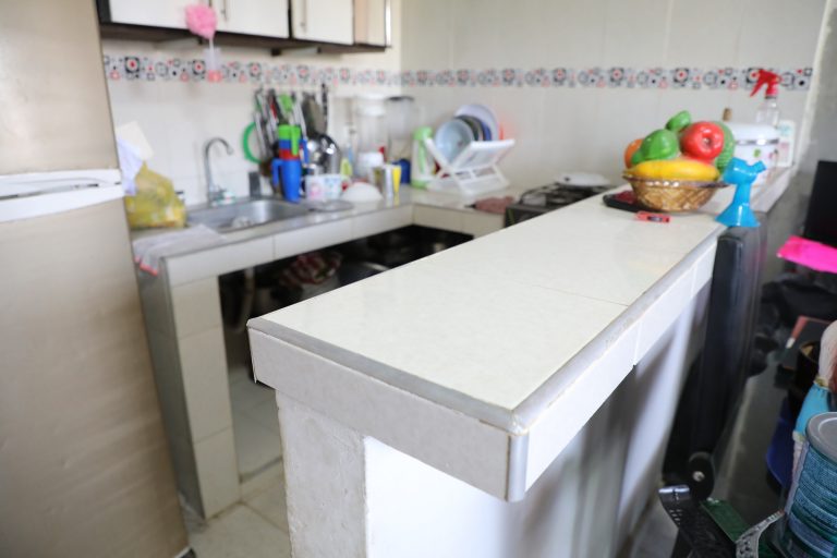 Meson de cocina reconstruido por mejoramiento de vivienda