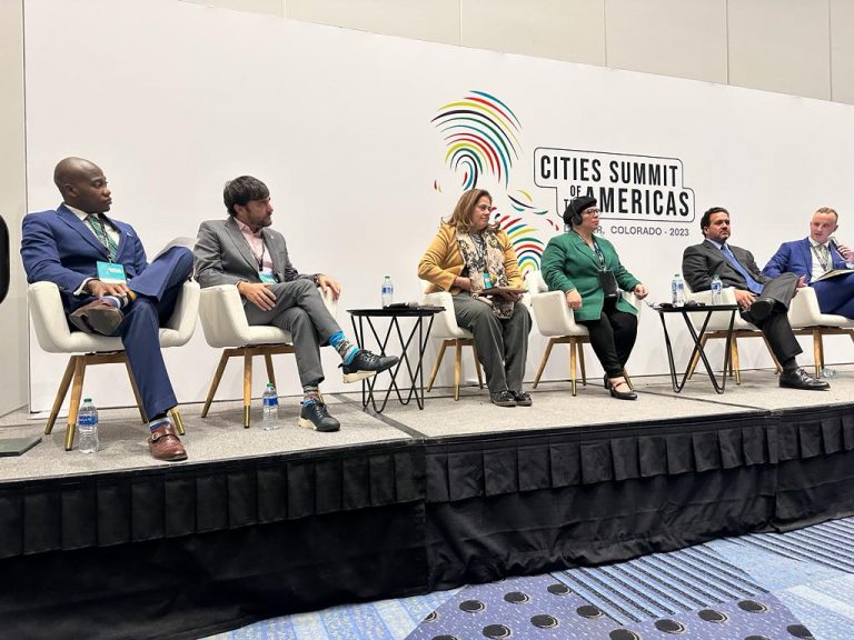 Alcalde en panel de la Cumbre de las Americas