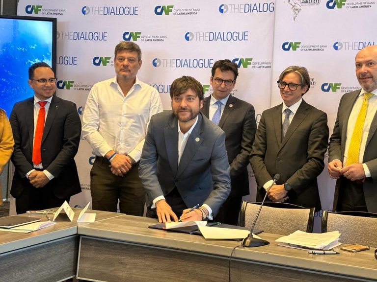 Alcalade firmando con representantes de Cumbre de Ciudades de las Américas